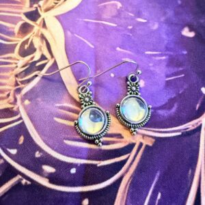 Opaliidiga kõrvarõngad