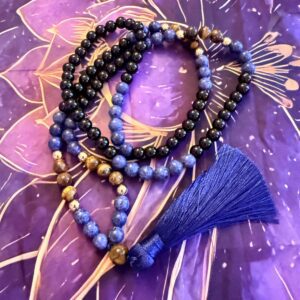 Palvehelmed sodaliit, must oonüks ja tiigrisilm